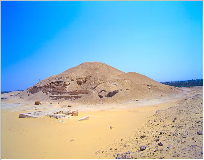 ピラミッド Pyramid Complex of Amenemhat Ⅰ... Pyramid of Amenemhat I in El-Lisht | Giza | Egypt Tour Packages